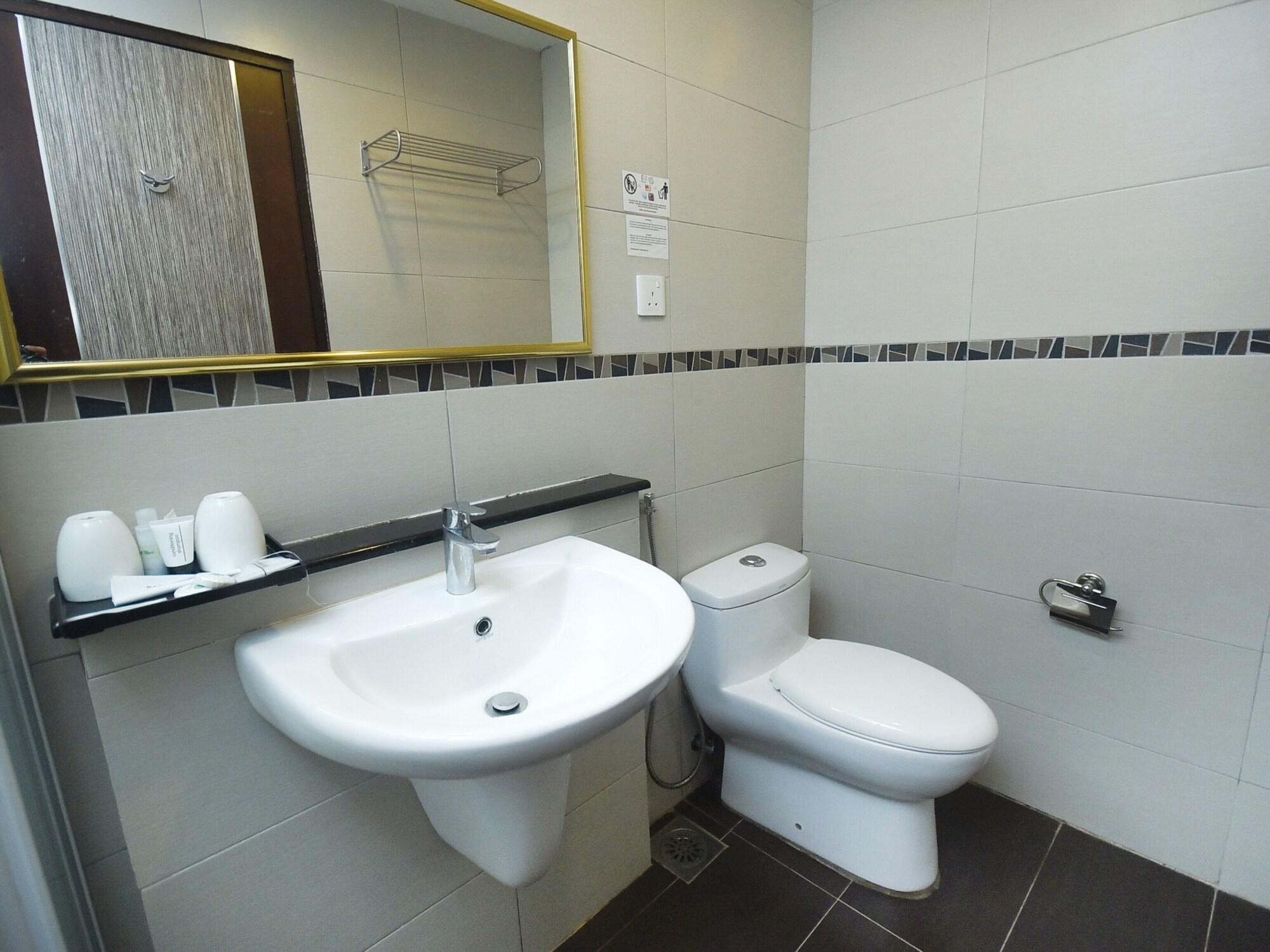 Super Oyo 985 Hotel Nur Miri Exterior photo